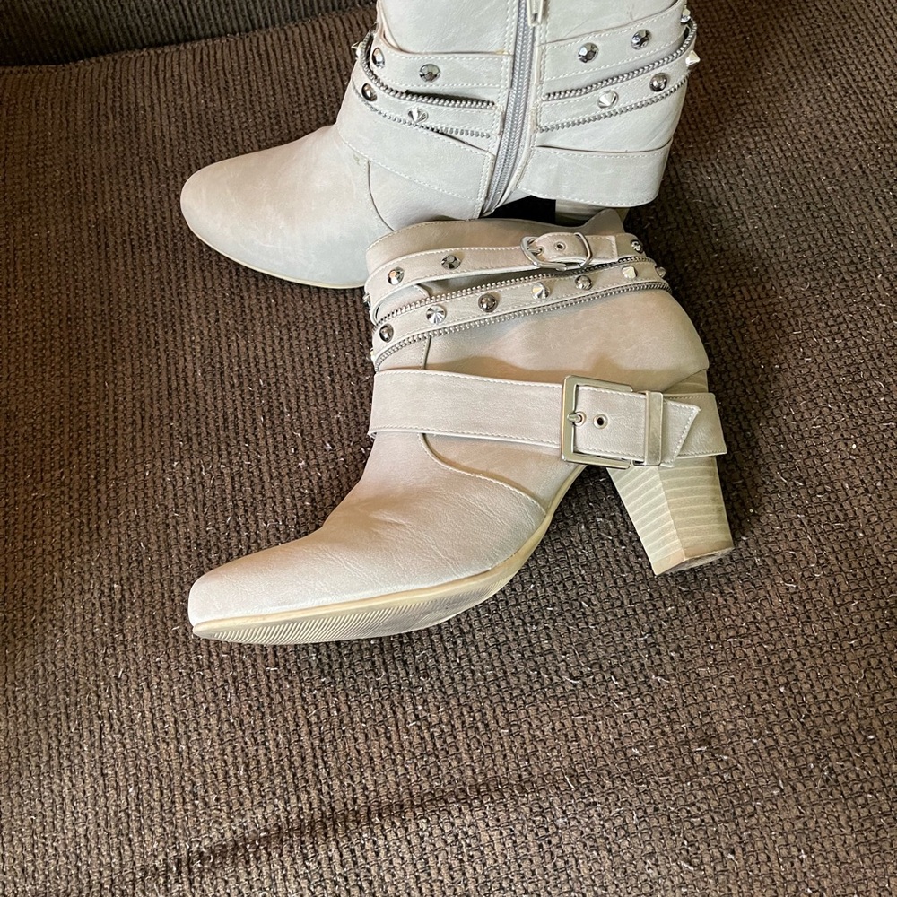 JENNIFER LOPEZ BOOTS SIZE 9 MED
